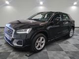 un SUV Audi noir garé dans un garage au sol carrelé