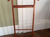 un porte-manteau en bois muni d'un cintre