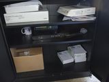 un meuble noir sur lequel se trouvent un téléviseur et une télécommande
