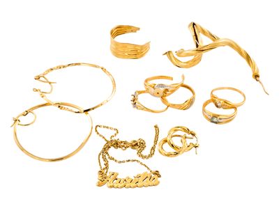 plusieurs bagues et bracelets en or sur fond blanc