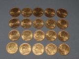 gros plan d'un paquet de pièces d'or sur une table