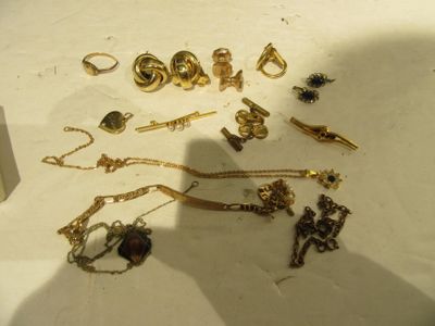 beaucoup de bijoux en or sur une table blanche