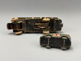 deux petits trains assis l'un à côté de l'autre sur une table