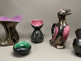 de nombreux vases différents posés sur une table