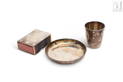 une assiette en argent et une tasse en argent posées sur un fond blanc