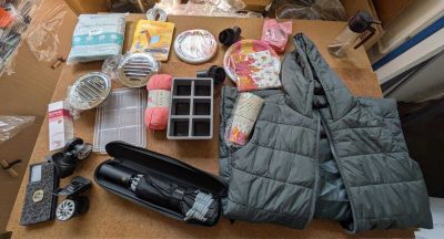 une table sur laquelle se trouvent de nombreux objets