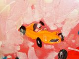 une peinture représentant une petite voiture jaune sur fond rose