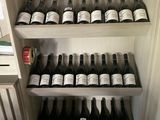 de nombreuses bouteilles de vin sur les étagères de la cuisine