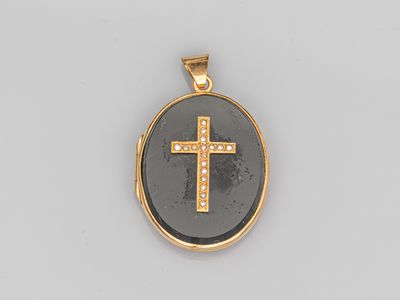 un pendentif en forme de croix en or 18 carats, orné d'onyx noir et de diamants