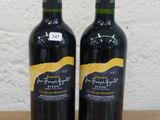 deux bouteilles de vin posées sur une table en bois