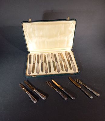 Douze couteaux à fromage, les manches en argent fourré à déc… - Photo 1