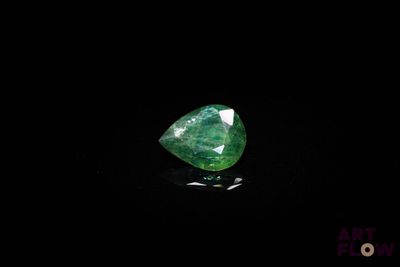 gros plan d'un diamant vert sur une surface noire