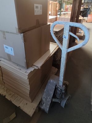 une grande pile de boîtes sur une palette dans un entrepôt