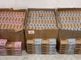 plusieurs boîtes de cigarettes sont empilées les unes sur les autres