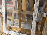 une photo d'une fenêtre en cours d'installation dans un immeuble