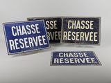 trois panneaux de signalisation bleus et blancs posés sur une surface blanche