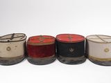 six petites boîtes de différentes couleurs et tailles sont alignées