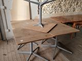 une table sur laquelle se trouve un arbre, dans une pièce