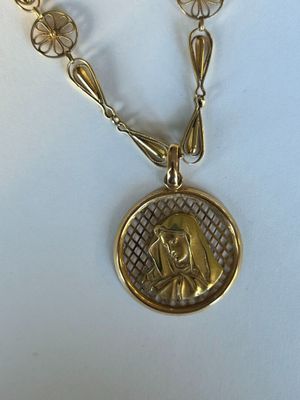 collier plaqué or représentant une femme tenant une raquette de tennis