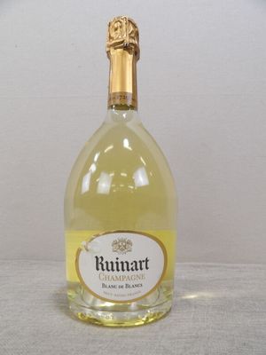 une bouteille de vin posée sur une table