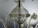 un lustre en verre avec une fleur à l'intérieur