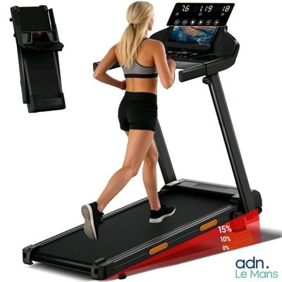 Cette femme court sur le tapis de course à la salle de sport.