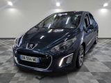la voiture bleue est garée sur un sol en damier dans le garage