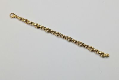 un bracelet en chaîne dorée muni d'un fermoir à boule, sur fond blanc