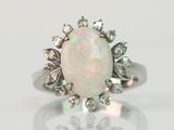 une bague en oplite et diamants