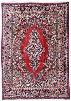 un tapis rouge avec un motif de médaillon sur fond blanc