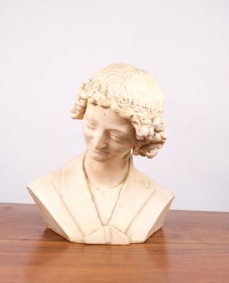 un buste de femme assise sur une table en bois