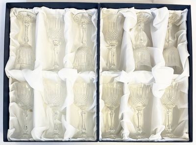 six verres à vin dans une boîte posée sur une table