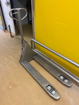 un cariste assis par terre près d'un mur jaune