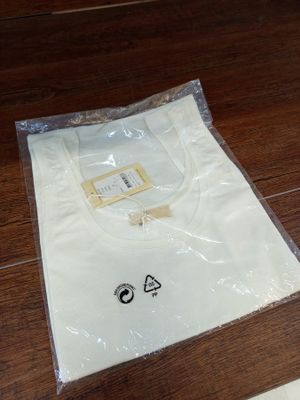 un t-shirt blanc posé sur une table en bois