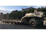 un gros camion garé sur le bord de la route