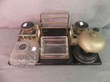 de nombreux objets en verre disposés sur un plateau posé sur une table