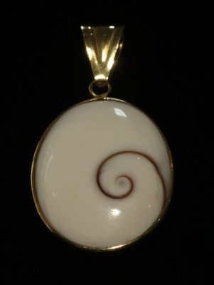 une photo d'un pendentif orné d'un motif en spirale
