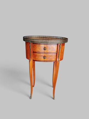 l'image d'une petite table surmontée d'un tiroir