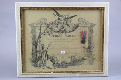 une vieille photo représentant une photo encadrée d'une médaille et une médaille