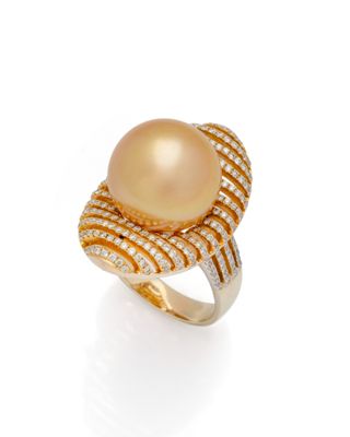 une bague en perle et diamants, signée Van Cleef