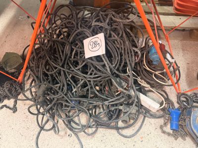 un tas de fils et encore des fils par terre