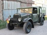 un vieux camion militaire garé devant un immeuble