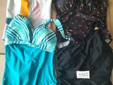 trois maillots de bain dans une boîte en carton posée sur une table