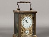 une petite horloge posée sur une table