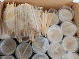 une boîte en carton contenant un tas de bâtonnets