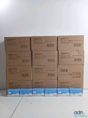 plusieurs boîtes sont empilées sur le sol