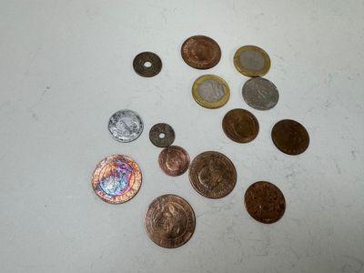 beaucoup de pièces qui sont sur la table