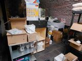 une pièce remplie de cartons, de cartons et d'autres objets
