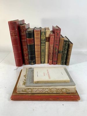 plusieurs vieux livres sont empilés sur une table