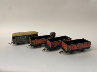 trois petits trains sont alignés les uns à côté des autres sur une surface blanche